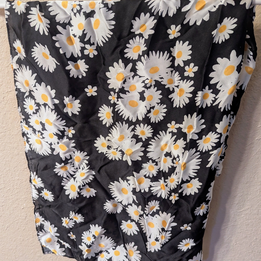 Black and White Daisy Scarf